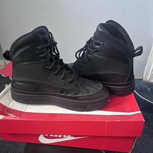 Nike Woodside 2 high kids; size 4 Y